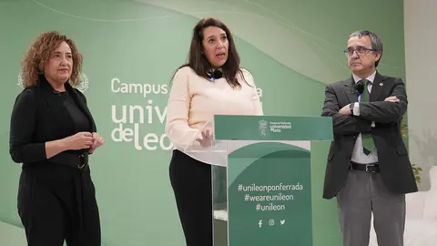 La vicerrectora del Campus de Ponferrada, Pilar Marqués (I), junto al vicerrector de Investigación y Transferencia, Santiago Gutiérrez, durante la presentación de la nueva investigadora del programa Ramón y Cajal de la Universidad de León, Noelia Flórez (C). Foto: César Sánchez