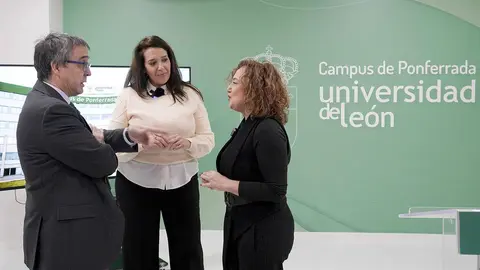 La vicerrectora del Campus de Ponferrada, Pilar Marqués (I), junto al vicerrector de Investigación y Transferencia, Santiago Gutiérrez, durante la presentación de la nueva investigadora del programa Ramón y Cajal de la Universidad de León, Noelia Flórez (C). Foto: César Sánchez