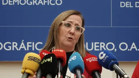 La presidenta de la Confederación Hidrográfica del Duero (CHD), María Jesús Lafuente, informa del desarrollo del encuentro con representantes de la Comunidad de Regantes del Páramo Bajo de León y Zamora.
Fotos: Rubén Cacho.