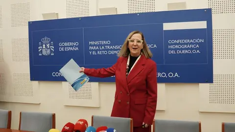 La presidenta de la Confederación Hidrográfica del Duero (CHD), María Jesús Lafuente, informa del desarrollo del encuentro con representantes de la Comunidad de Regantes del Páramo Bajo de León y Zamora.
Fotos: Rubén Cacho.