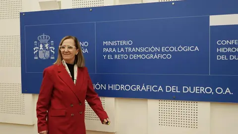 La presidenta de la Confederación Hidrográfica del Duero (CHD), María Jesús Lafuente, informa del desarrollo del encuentro con representantes de la Comunidad de Regantes del Páramo Bajo de León y Zamora.
Fotos: Rubén Cacho.