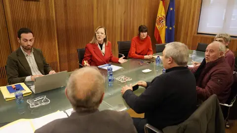La presidenta de la Confederación Hidrográfica del Duero (CHD), María Jesús Lafuente, informa del desarrollo del encuentro con representantes de la Comunidad de Regantes del Páramo Bajo de León y Zamora.
Fotos: Rubén Cacho.
