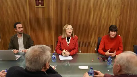 La presidenta de la Confederación Hidrográfica del Duero (CHD), María Jesús Lafuente, informa del desarrollo del encuentro con representantes de la Comunidad de Regantes del Páramo Bajo de León y Zamora.
Fotos: Rubén Cacho.