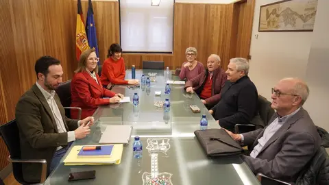 La presidenta de la Confederación Hidrográfica del Duero (CHD), María Jesús Lafuente, informa del desarrollo del encuentro con representantes de la Comunidad de Regantes del Páramo Bajo de León y Zamora.
Fotos: Rubén Cacho.