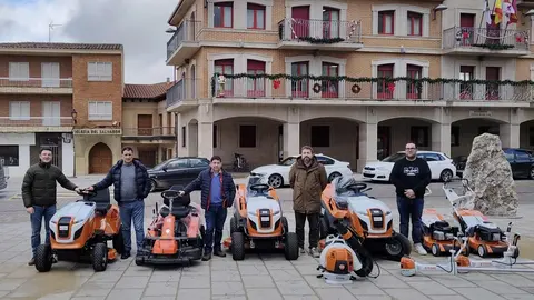 El Ayuntamiento de Valencia de Don Juan ha adquirido nueva maquinaria y herramientas para el mantenimiento de jardines y parques, dentro de un proceso de renovación y actualización de sus equipos municipales.