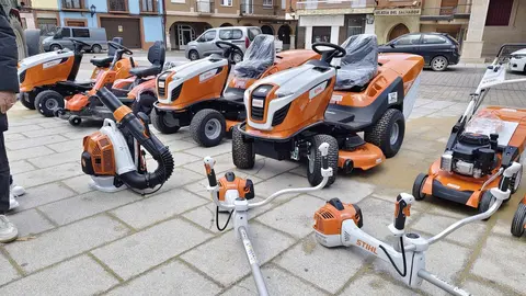 El Ayuntamiento de Valencia de Don Juan ha adquirido nueva maquinaria y herramientas para el mantenimiento de jardines y parques, dentro de un proceso de renovación y actualización de sus equipos municipales.