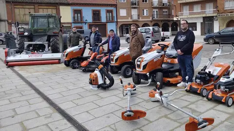 El Ayuntamiento de Valencia de Don Juan ha adquirido nueva maquinaria y herramientas para el mantenimiento de jardines y parques, dentro de un proceso de renovación y actualización de sus equipos municipales.