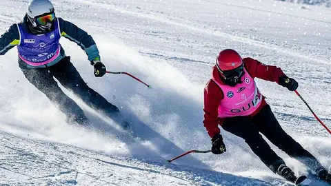 Guzmán Carro y Gemma Tagarro arrancan la temporada en Sierra Nevada. Los deportistas leoneses se integran en el equipo de competición de la Fundación También y logran el oro en el Trofeo Club Monachil.