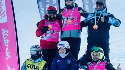 Guzmán Carro y Gemma Tagarro arrancan la temporada en Sierra Nevada. Los deportistas leoneses se integran en el equipo de competición de la Fundación También y logran el oro en el Trofeo Club Monachil.