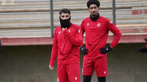 El lateral izquierdo qatarí Homam y el extremo procedente del Villarreal Víctor Moreno, durante los entrenamientos de la Cultural.