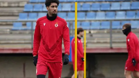 El lateral izquierdo qatarí Homam y el extremo procedente del Villarreal Víctor Moreno, durante los entrenamientos de la Cultural.