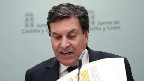 El consejero de Economía y Hacienda y portavoz, Carlos Fernández Carriedo, comparece en rueda de prensa posterior al Consejo de Gobierno. Foto: Rubén Cacho.