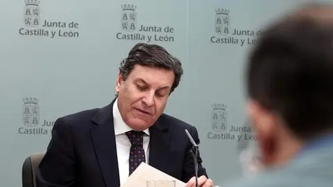 El consejero de Economía y Hacienda y portavoz, Carlos Fernández Carriedo, comparece en rueda de prensa posterior al Consejo de Gobierno. Foto: Rubén Cacho.