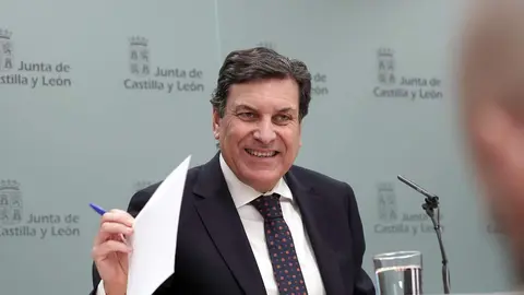 El consejero de Economía y Hacienda y portavoz, Carlos Fernández Carriedo, comparece en rueda de prensa posterior al Consejo de Gobierno. Foto: Rubén Cacho.