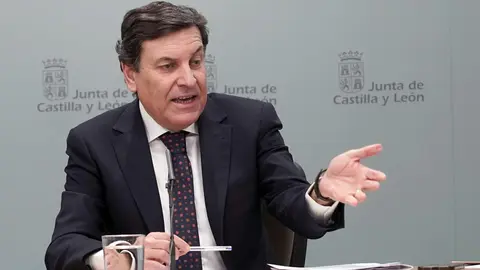 El consejero de Economía y Hacienda y portavoz, Carlos Fernández Carriedo, comparece en rueda de prensa posterior al Consejo de Gobierno. Foto: Rubén Cacho.