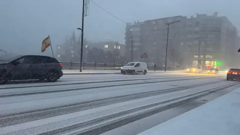 El Ayuntamiento de León ha declarado el nivel 1 de emergencia municipal del Plan de Nevadas y Viabilidad Invernal ante la llegada del temporal de nieve y las bajas temperaturas que se registraron durante la madrugada en la ciudad.