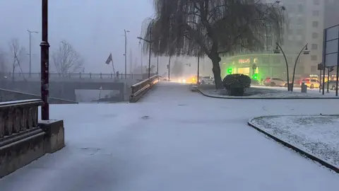 El Ayuntamiento de León ha declarado el nivel 1 de emergencia municipal del Plan de Nevadas y Viabilidad Invernal ante la llegada del temporal de nieve y las bajas temperaturas que se registraron durante la madrugada en la ciudad.