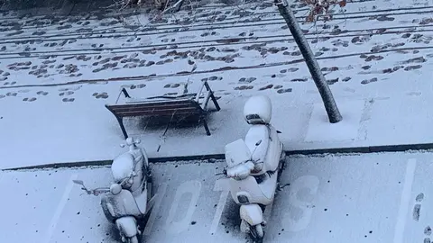 El Ayuntamiento de León ha declarado el nivel 1 de emergencia municipal del Plan de Nevadas y Viabilidad Invernal ante la llegada del temporal de nieve y las bajas temperaturas que se registraron durante la madrugada en la ciudad.
