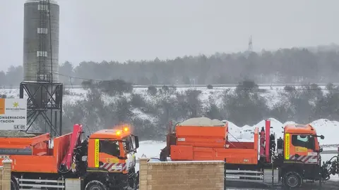 Las máquinas quitanieves trabajan en el puerto del Manzanal en la Nacional 6 este viernes.