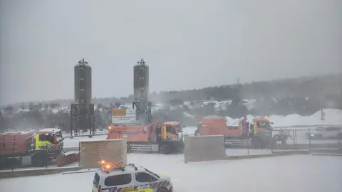 Las máquinas quitanieves trabajan en el puerto del Manzanal en la Nacional 6 este viernes.