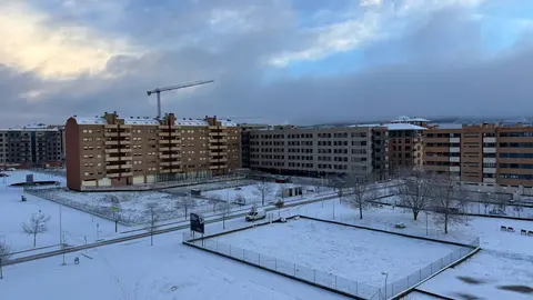 Nieve en el barrio de La Lastra de León este viernes.