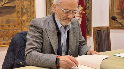 Alfredo Álvarez Álvarez durante la presentación de su novela 'Memoria' en la Casa de León en Madrid.
