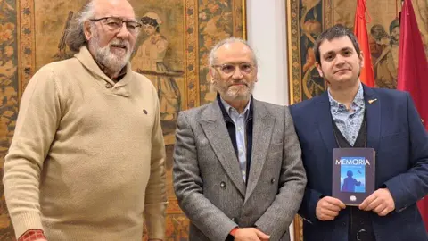 Alfredo Álvarez Álvarez durante la presentación de su novela 'Memoria' en la Casa de León en Madrid, acompañado por el filósofo Rogelio Blanco.
