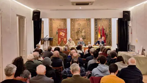 Asistentes a la Casa de León en Madrid escuchan atentamente la presentación de 'Memoria'.