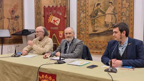 Alfredo Álvarez Álvarez durante la presentación de su novela 'Memoria' en la Casa de León en Madrid, acompañado por el filósofo Rogelio Blanco.