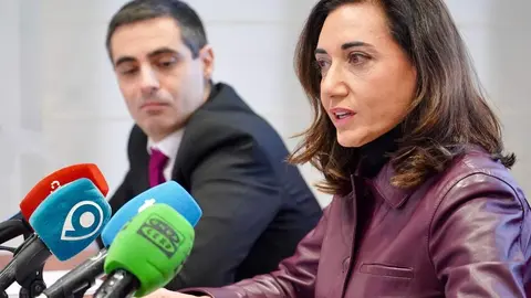 La secretaria general de Unión del Pueblo Leonés, Alicia Gallego, el vicesecretario general, Luis Mariano Santos, y el presidente, Carlos J. Salgado, valoran la legislatura que acaba de concluir en las Cortes de Castilla y León. Foto: Campillo.