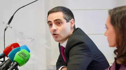 La secretaria general de Unión del Pueblo Leonés, Alicia Gallego, el vicesecretario general, Luis Mariano Santos, y el presidente, Carlos J. Salgado, valoran la legislatura que acaba de concluir en las Cortes de Castilla y León. Foto: Campillo.