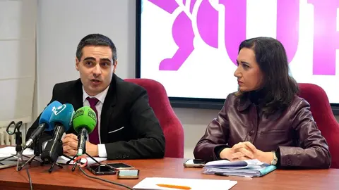 La secretaria general de Unión del Pueblo Leonés, Alicia Gallego, el vicesecretario general, Luis Mariano Santos, y el presidente, Carlos J. Salgado, valoran la legislatura que acaba de concluir en las Cortes de Castilla y León. Foto: Campillo.