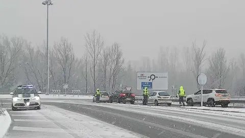 Efectivos de Tráfico regulando la circulación por la presencia de nieve.
