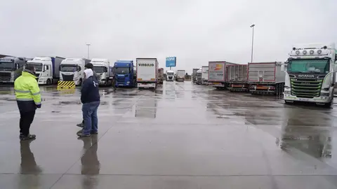 Embolsamiento de camiones en la A-66 en Villamañán. Foto: Rubén Cacho