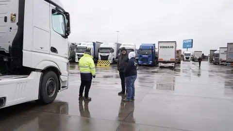 Embolsamiento de camiones en la A-66 en Villamañán. Foto: Rubén Cacho