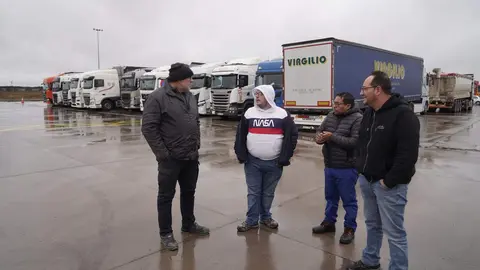 Embolsamiento de camiones en la A-66 en Villamañán. Foto: Rubén Cacho