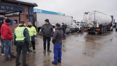 Embolsamiento de camiones en la A-66 en Villamañán. Foto: Rubén Cacho