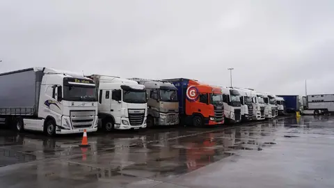 Embolsamiento de camiones en la A-66 en Villamañán. Foto: Rubén Cacho