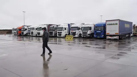 Embolsamiento de camiones en la A-66 en Villamañán. Foto: Rubén Cacho