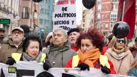La Plataforma de Defensa del Ferrocarril de Vía Estrecha de León lleva a cabo un corte reivindicativo sobre el trazado de Feve. Foto: Campillo.