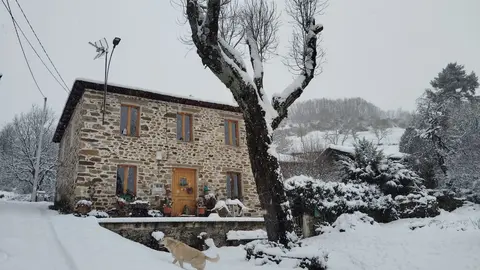 Inicio, una de las pocas localidades donde la nevada se pudo ver con cierto espesor; en las zonas de la meseta su presencia fue tímida pese a las advertencias sobre el temporal Ingrid. Fotos: Margarita Froilán