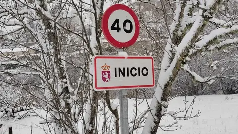 Inicio, una de las pocas localidades donde la nevada se pudo ver con cierto espesor; en las zonas de la meseta su presencia fue tímida pese a las advertencias sobre el temporal Ingrid. Fotos: Margarita Froilán