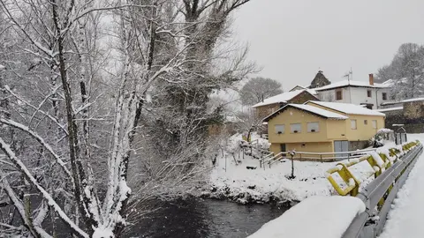 Inicio, una de las pocas localidades donde la nevada se pudo ver con cierto espesor; en las zonas de la meseta su presencia fue tímida pese a las advertencias sobre el temporal Ingrid. Fotos: Margarita Froilán