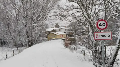 Inicio, una de las pocas localidades donde la nevada se pudo ver con cierto espesor; en las zonas de la meseta su presencia fue tímida pese a las advertencias sobre el temporal Ingrid. Fotos: Margarita Froilán