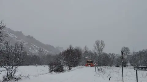 Inicio, una de las pocas localidades donde la nevada se pudo ver con cierto espesor; en las zonas de la meseta su presencia fue tímida pese a las advertencias sobre el temporal Ingrid. Fotos: Margarita Froilán