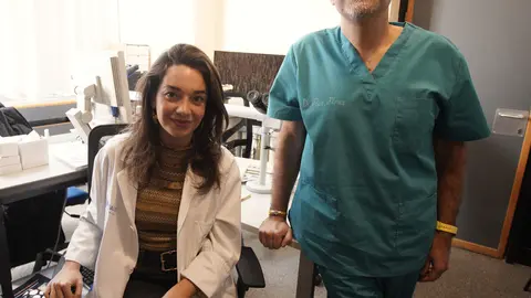 Los patólogos del hospital El Bierzo, Ángel Fernández y Zita Álvarez. Foto: César Sánchez.