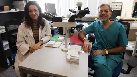 Los patólogos del hospital El Bierzo, Ángel Fernández y Zita Álvarez. Foto: César Sánchez.