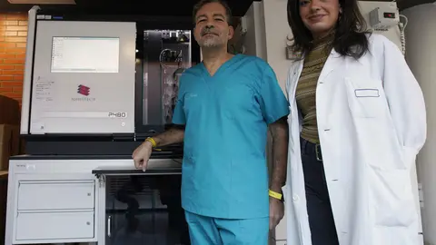 Los patólogos del hospital El Bierzo, Ángel Fernández y Zita Álvarez. Foto: César Sánchez.