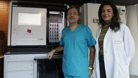 Los patólogos del hospital El Bierzo, Ángel Fernández y Zita Álvarez. Foto: César Sánchez.