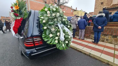 Vecinos y familiares acompañan a José María Fernández en su último adiós en la iglesia de Trobajo del Camino, durante un emotivo funeral marcado por el dolor tras el accidente ferroviario en Adamuz.